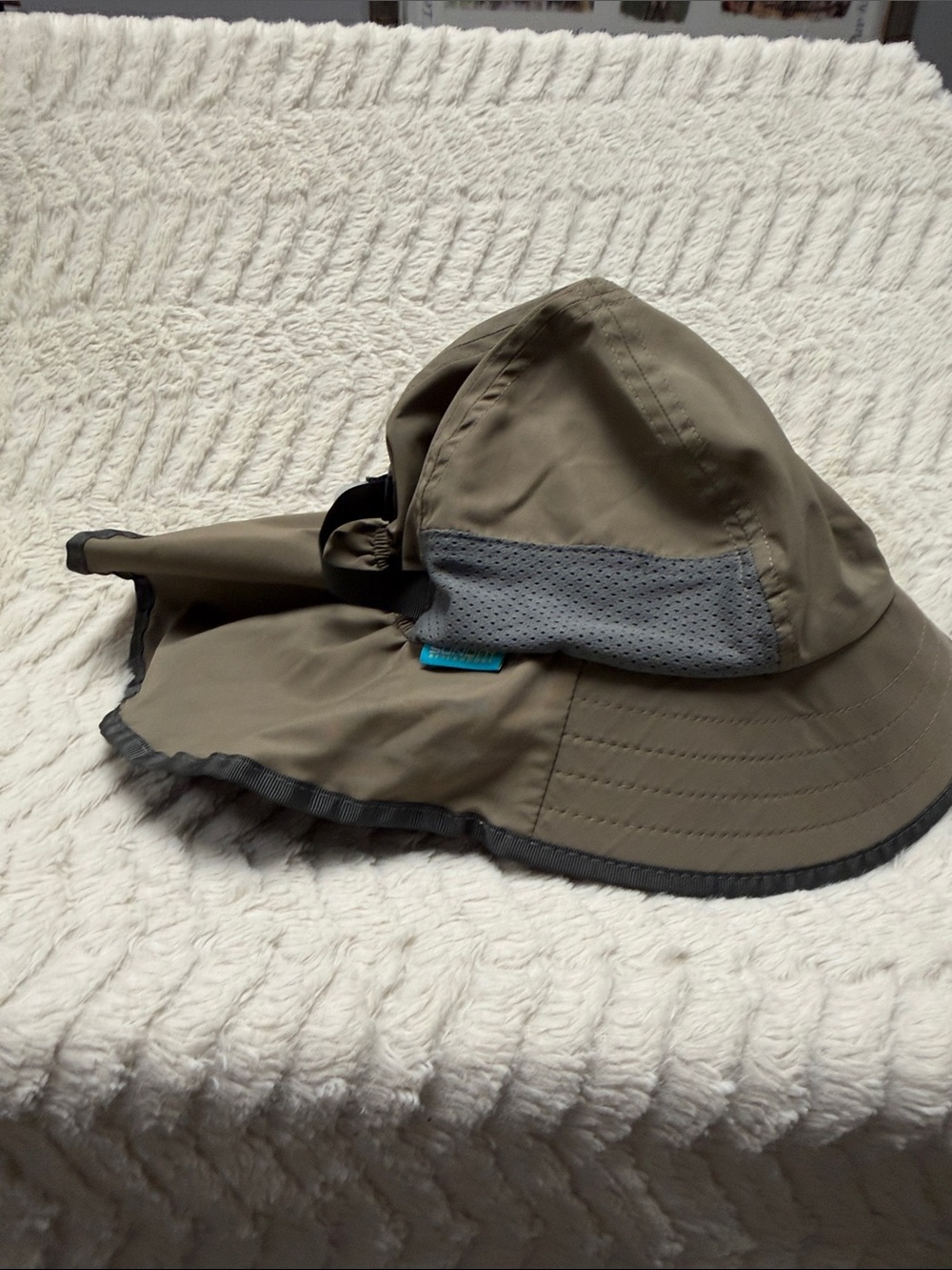 Sundry has Tan & Gray Kids Sun Hat with Neck Flap size M  (3-6 years) Like New